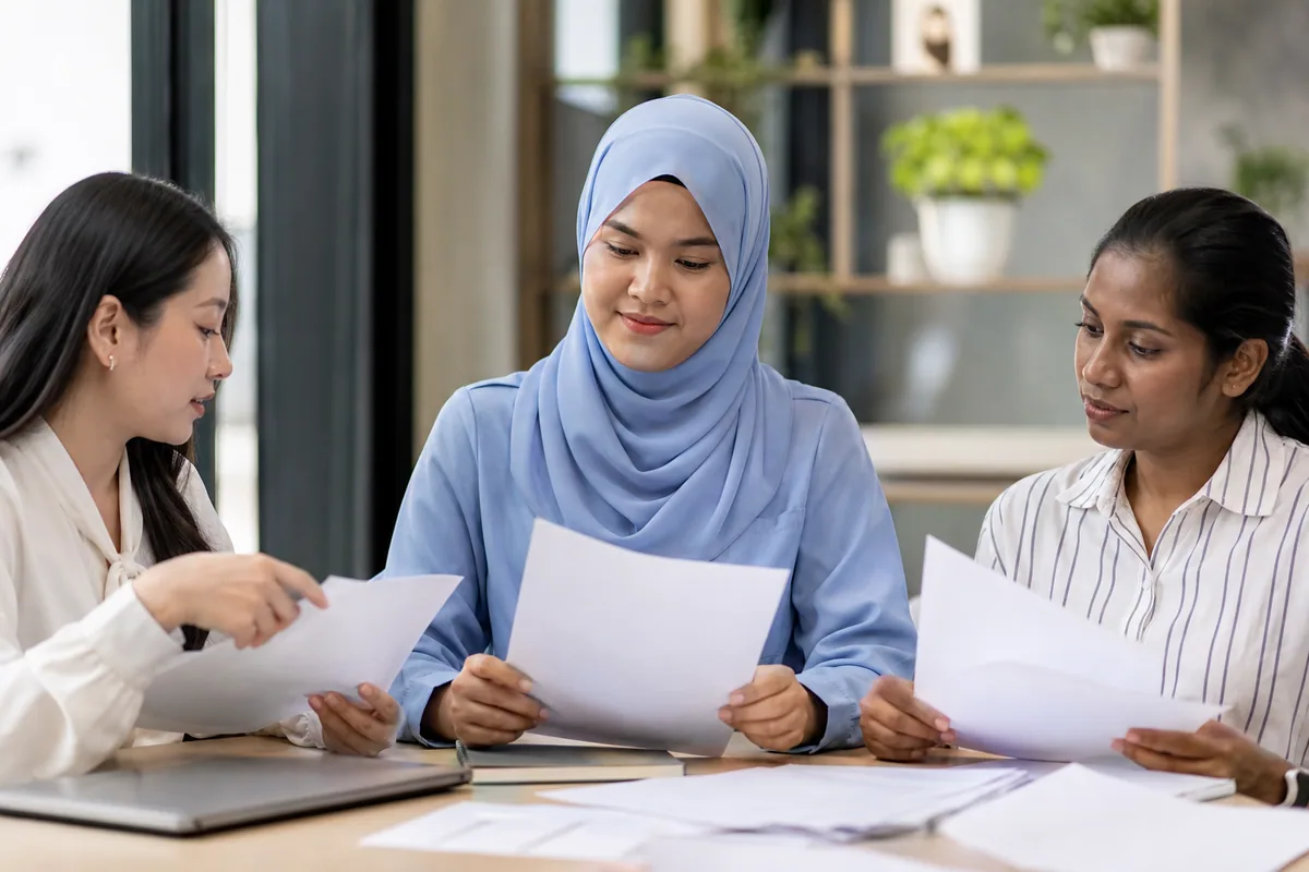 Pasukan editorial kesihatan wanita Malaysia menyemak bahan rujukan