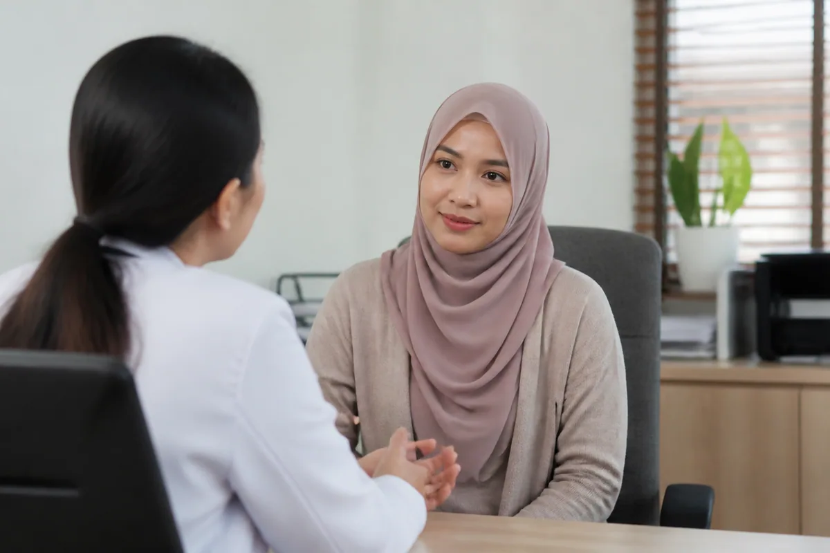 Wanita Melayu berbincang tentang susulan ujian bersama doktor
